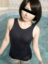 10musume 042115_01 鲜明泳装露出乳头的美少女